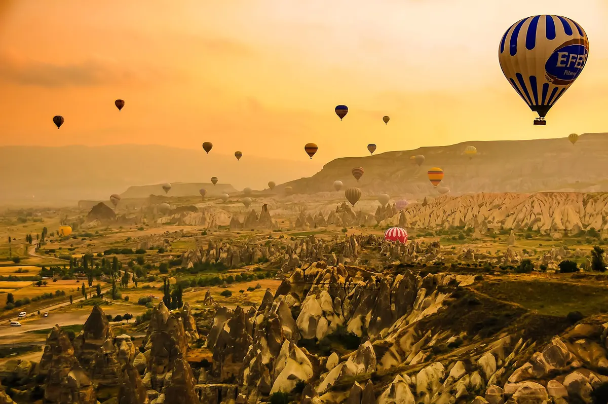 Heißluftballons über Kappadokien bei Sonnenaufgang