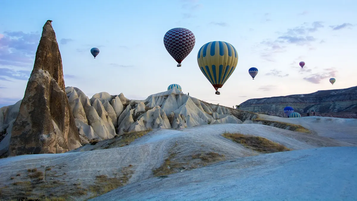 Verschneites Kappadokien mit Ballons