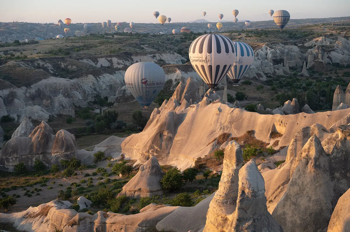 Ballons über den Feenkaminen der Täler von Göreme